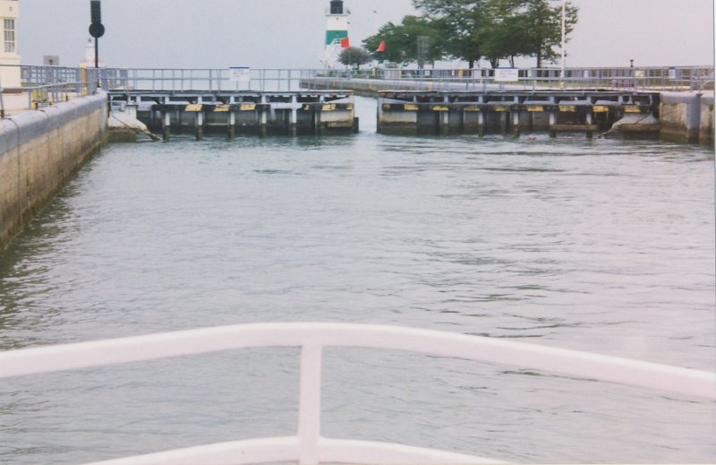 010-Crossing the locks from River Chicago to Lake Michigan.jpg